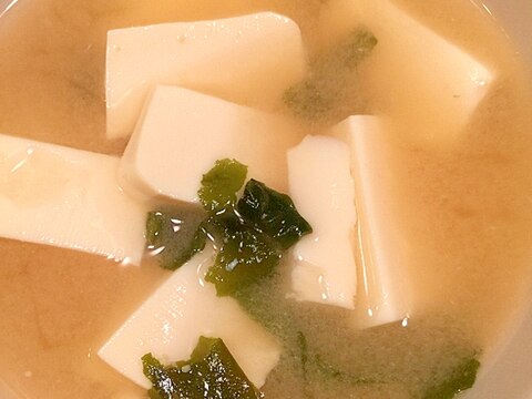 お豆腐メインのお味噌汁 鋏で料理 チョッキング